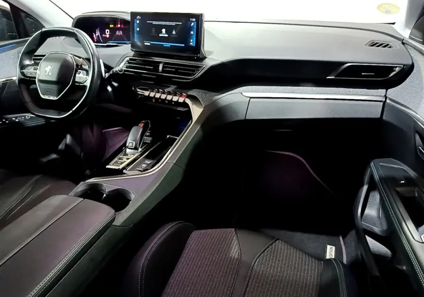 Intérieur noir du Peugeot 3008 2022, vue côté passager avec tableau de bord digital et écran tactile central.