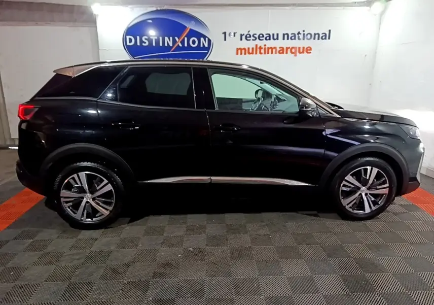 Vue latérale droite d'un Peugeot 3008 noir 2022, soulignant ses jantes alliage et lignes élégantes.