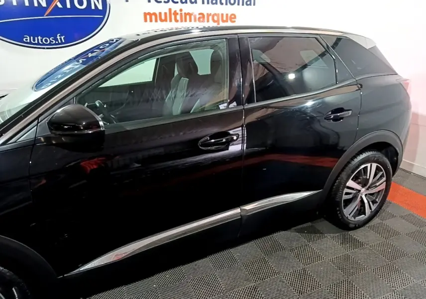 Profil droit du Peugeot 3008 noir 2022, avec jantes alliage et détails chromés sur les bas de porte.