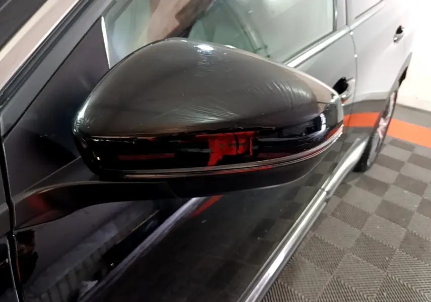 Rétroviseur noir côté gauche du Peugeot 3008 2022, finition Allure Pack, avec clignotant intégré.