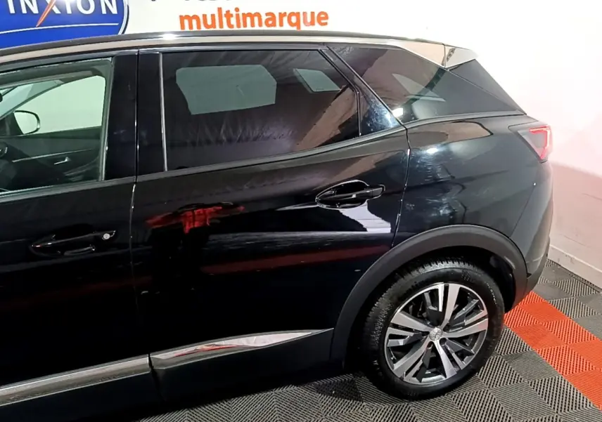 Vue latérale gauche du Peugeot 3008 noir 2022, mettant en valeur les jantes alliage et les vitres teintées.