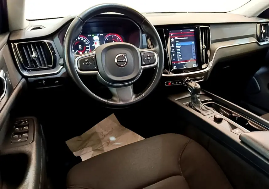 Intérieur noir de Volvo V60 D3 2020, vue de face sur le volant, tableau de bord digital et écran tactile central.