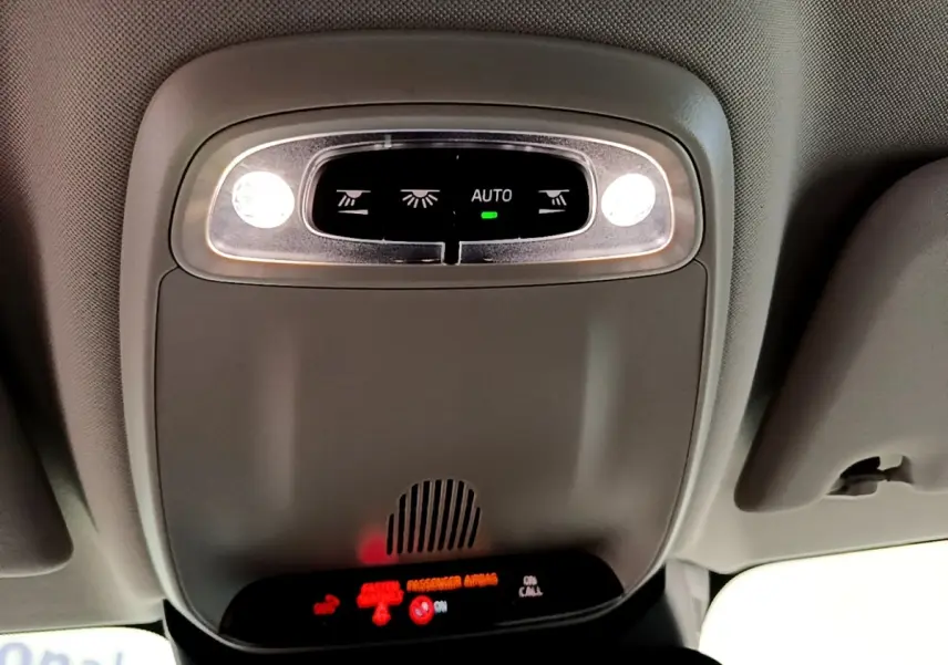 Plafonnier intérieur allumé avec commandes tactiles et affichage digital dans un Volvo V60 noir de 2020.