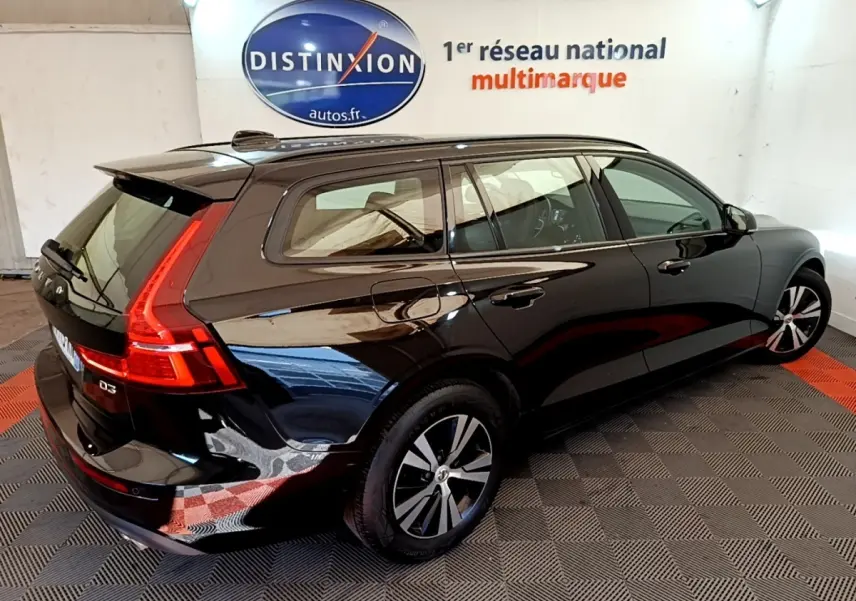 Volvo V60 D3 noire vue 3/4 arrière droit, avec feux arrière LED caractéristiques et jantes alliage.