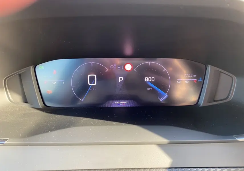 Tableau de bord numérique de la Peugeot 2008 1.5 BlueHDi 130, affichant vitesse, régime et kilométrage.