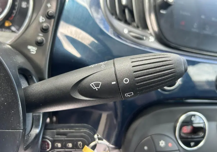 Gros plan sur la commande d'essuie-glace dans l'habitacle bleu d'une FIAT 500 2024 version Dolcevita.