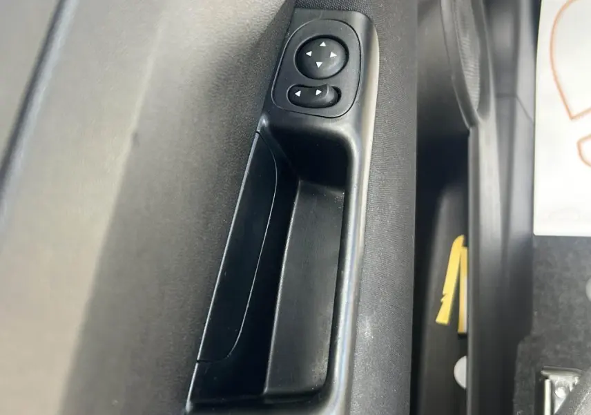 Gros plan sur les commandes de réglage des rétroviseurs côté conducteur de la FIAT 500 Dolcevita 2024 bleu.