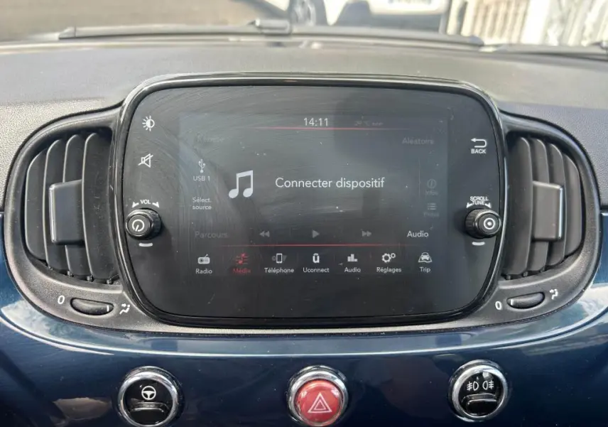 Tableau de bord bleu de la Fiat 500 2024 avec écran tactile central affichant "Connecter dispositif" en gros plan.