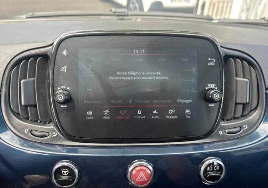 Écran tactile central du tableau de bord d'une FIAT 500 bleu 2024 avec commandes et boutons ronds visibles.