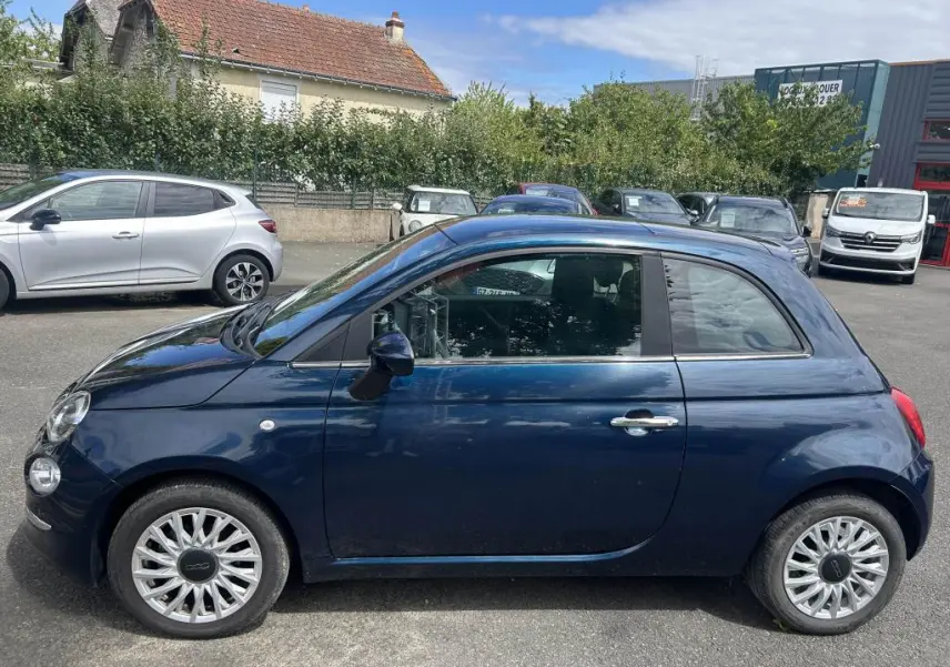 Profil côté gauche d'une FIAT 500 2024 bleu avec jantes alliage 16'' Spider et toit vitré panoramique fixe.