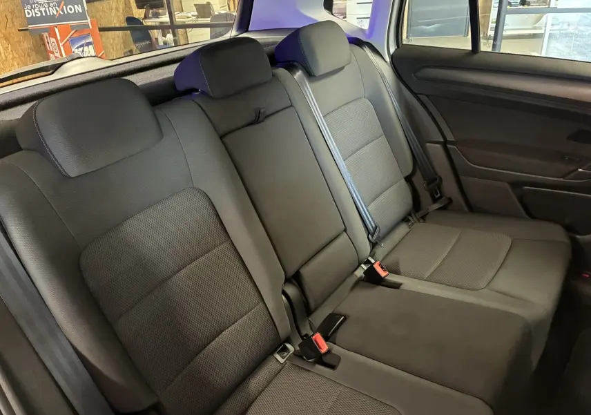 Vue intérieure du siège arrière gris noir en tissu du Volkswagen Golf Sportsvan 2019, avec ceintures et appuie-têtes visibles.
