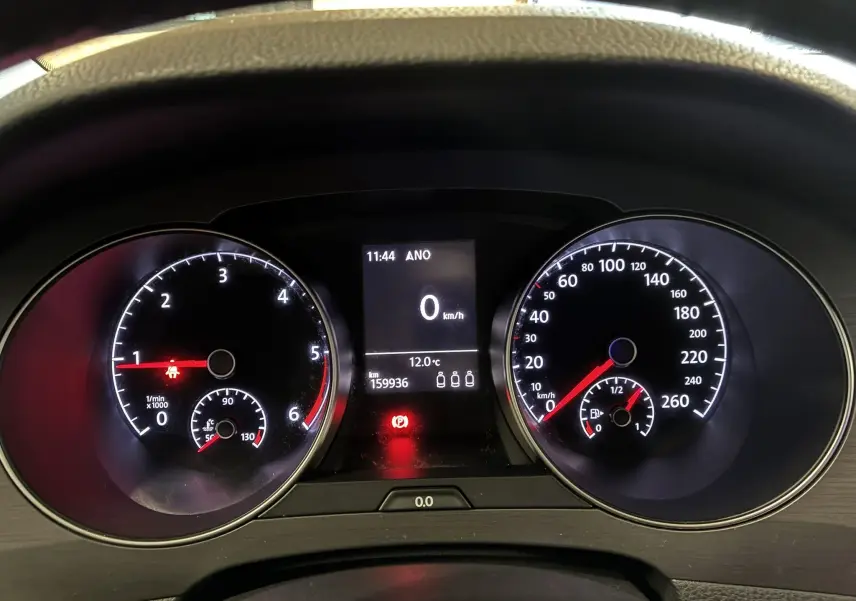 Tableau de bord de Volkswagen Golf Sportsvan gris 2019, affichant compte-tours, vitesse à zéro et jauge de carburant.