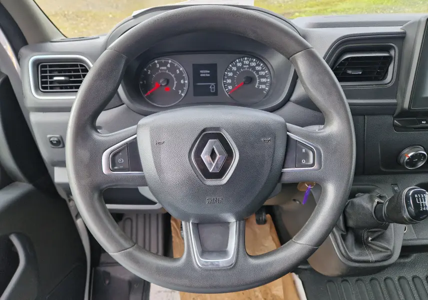 Vue intérieure centrée sur le volant noir Renault Master 2020 avec tableau de bord et levier de vitesses manuel visible.