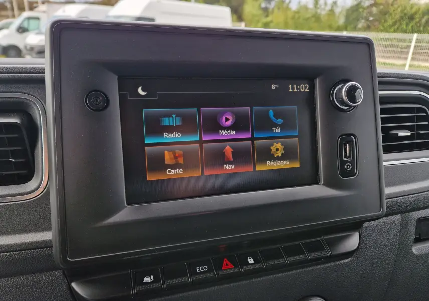Écran tactile central du Renault Master blanc 2020, affichant les options radio, média, téléphone, carte, navigation et réglages.