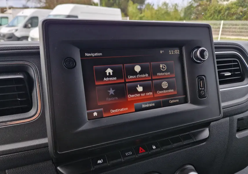 Écran tactile de navigation du Renault Master 2020, vue rapprochée du tableau de bord avec commandes et prises USB visibles.