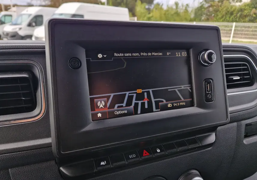 Écran GPS en gros plan dans le tableau de bord du Renault Master blanc, affichant une carte de navigation.