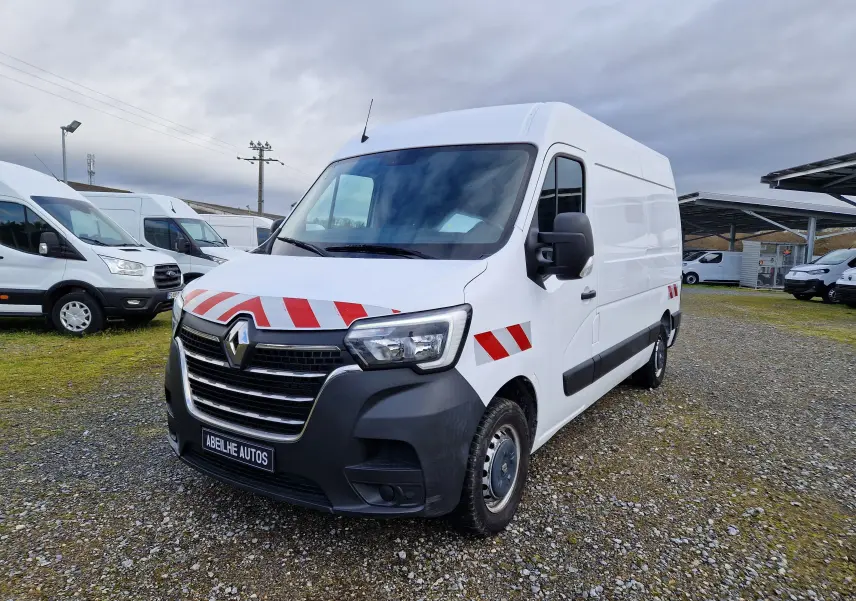 Vue 3/4 avant droite d’un Renault Master blanc 2020 avec bandes rouges réfléchissantes sur capot et ailes.