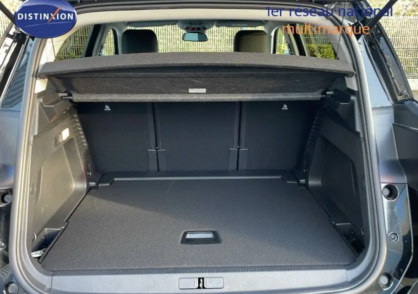Coffre ouvert en vue arrière d'un Citroën C5 Aircross noir Perla Metal, montrant un espace de chargement spacieux et propre.
