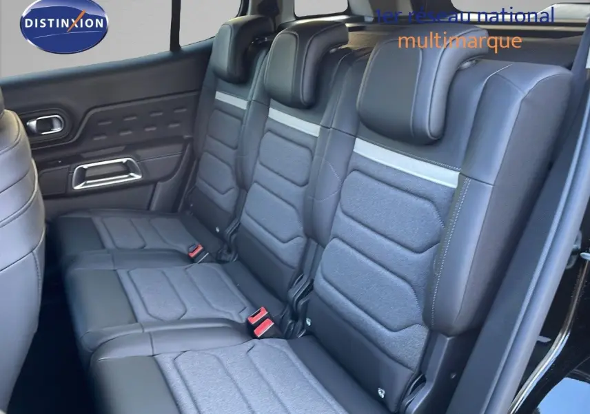 Vue latérale des sièges arrière en cuir noir et tissu gris du Citroën C5 Aircross 2025 noir Perla Metal.