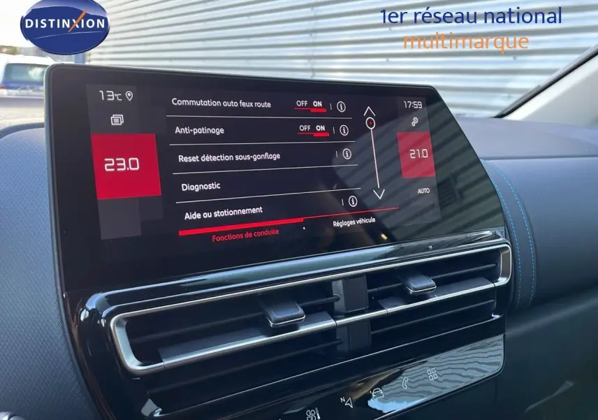 Écran tactile central et tableau de bord intérieur du Citroën C5 Aircross 2025, avec réglages de conduite affichés.