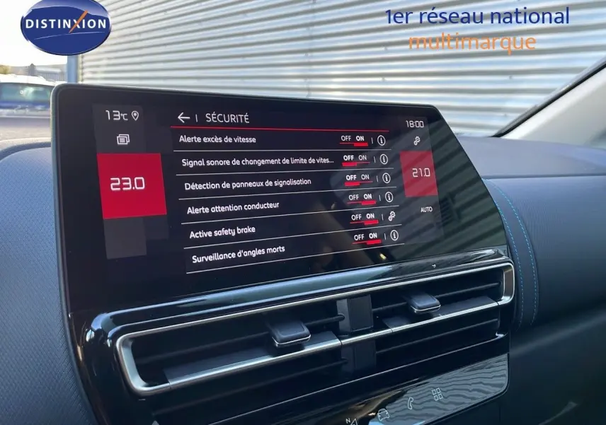 Écran tactile du tableau de bord du Citroën C5 Aircross 2025 affichant les options de sécurité en intérieur.