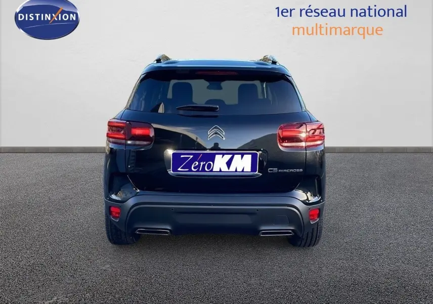 Vue arrière d'un Citroën C5 Aircross noir Perla Metal 2025 avec feux LED et logo distinctif sur fond neutre.
