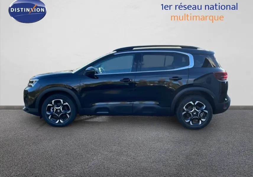 Profil latéral droit d'un Citroën C5 Aircross noir perla metal, SUV compact avec jantes alliage et barres de toit chromées.