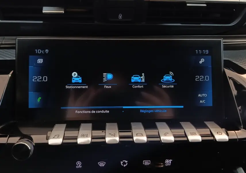 Écran tactile central de la Peugeot 508 gris clair, affichant les réglages de conduite et climatisation à 22°C.