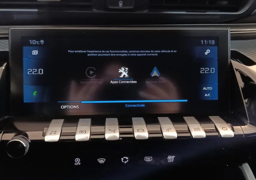 Écran tactile central de la Peugeot 508 gris clair, vue frontale du tableau de bord avec commandes piano clés.