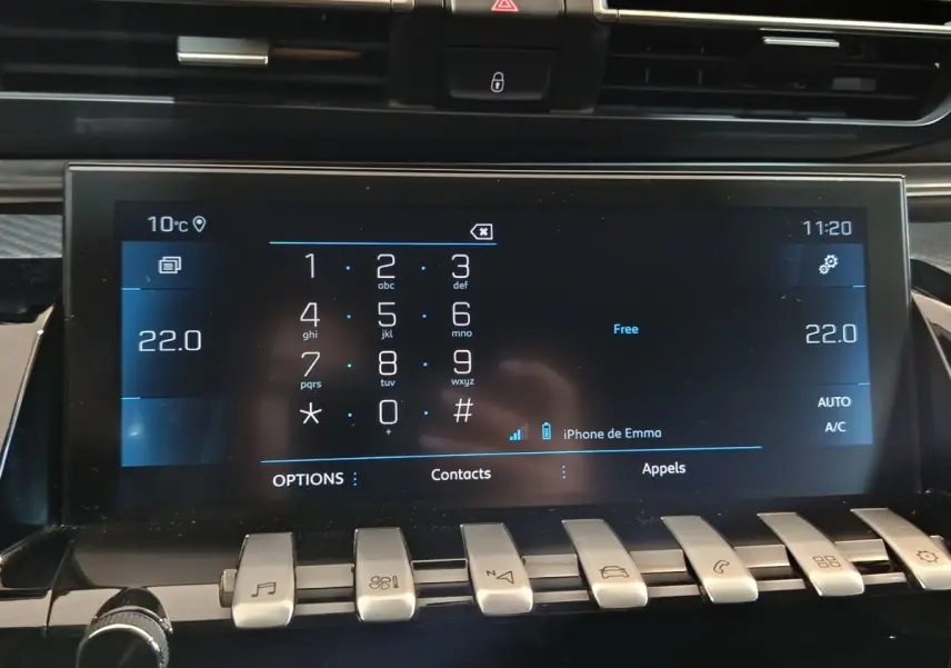 Écran tactile central de la Peugeot 508 gris clair, affichant le menu appels et la climatisation à 22°C.