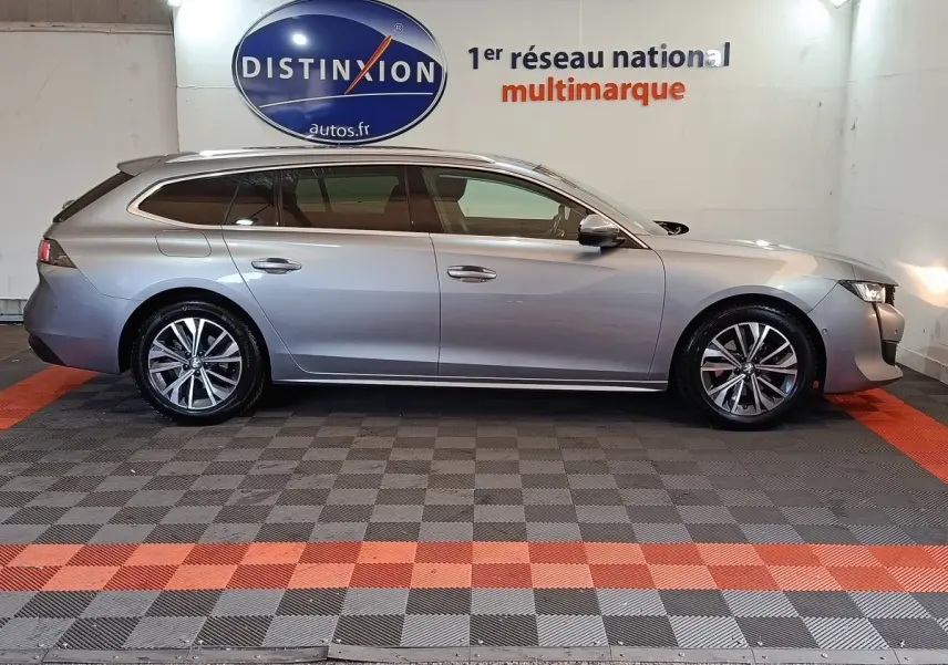 Peugeot 508 BlueHDi 130 break gris clair vue de profil côté gauche, jantes alliage et toit panoramique.