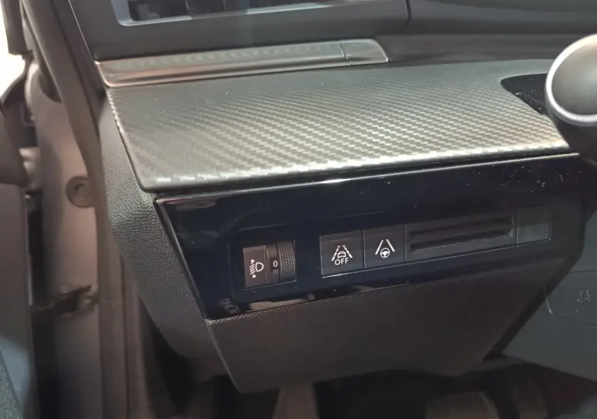 Détail du tableau de bord côté gauche avec commandes d'assistance à la conduite sur Peugeot 508 gris clair 2020.