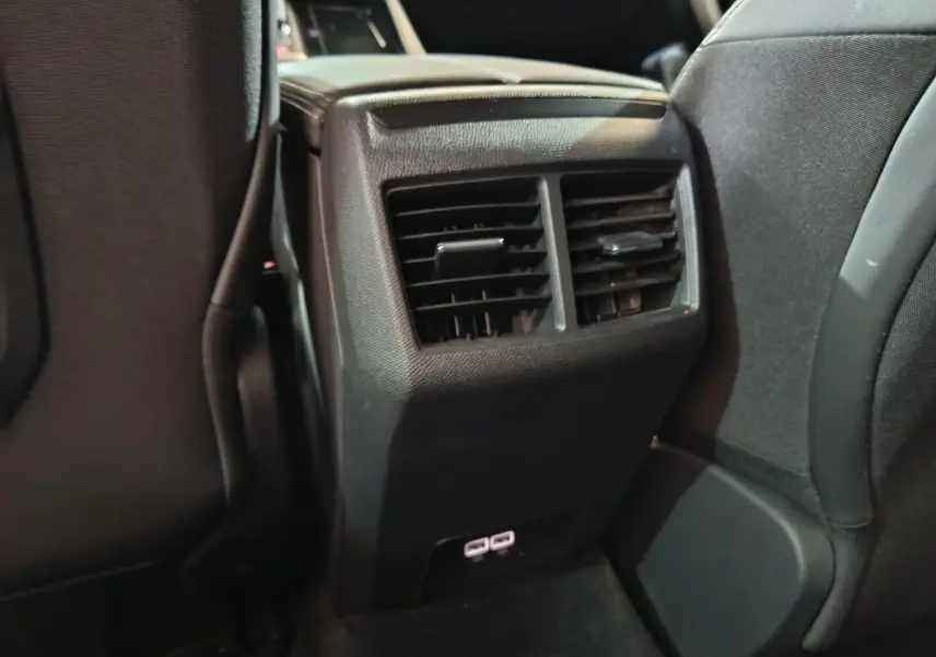 Vue rapprochée des aérateurs arrière et ports USB dans l'habitacle noir de la Peugeot 508 BlueHDi 130 2020.
