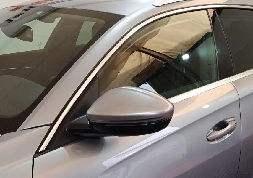 Gros plan sur le rétroviseur côté gauche et la portière gris clair d'une Peugeot 508 2020 vue de profil.