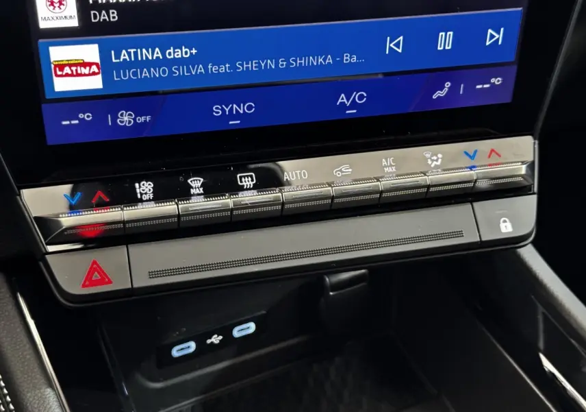Gros plan sur la console centrale noire du Renault Espace 2025 avec écran tactile et commandes climatisation.