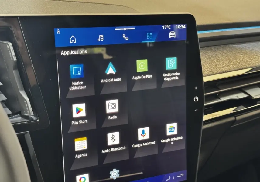 Écran tactile central affichant les applications multimédia dans l’habitacle du Renault Espace noir, vue rapprochée.