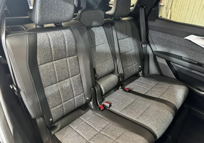 Vue intérieure côté droit sur la banquette arrière grise et noire du Renault Espace 2025 avec ceintures et appuie-têtes visibles.