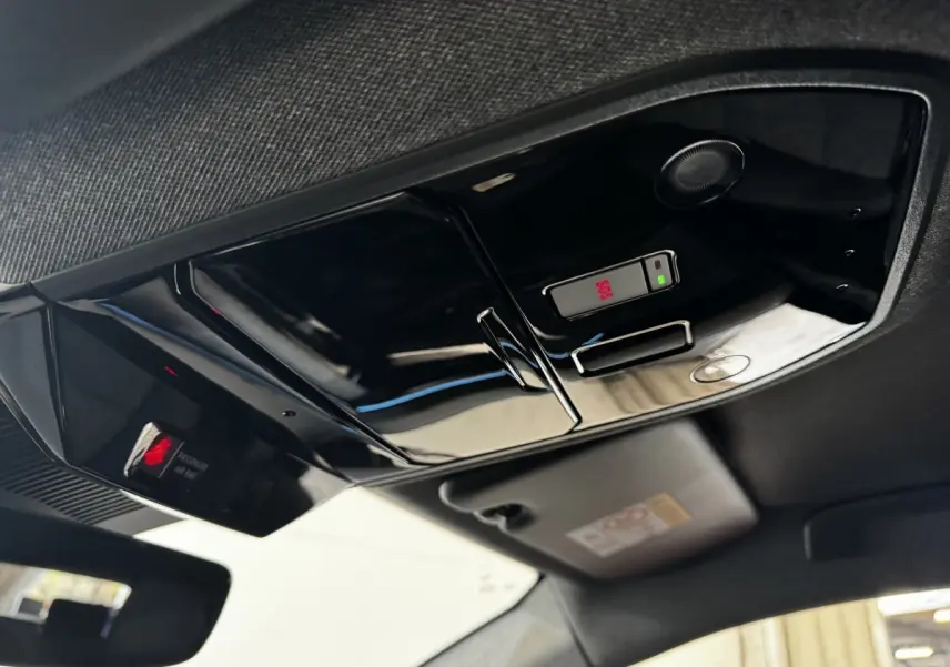 Vue intérieure du plafonnier noir brillant avec bouton SOS et signalisation airbag passager du Renault Espace 2025.