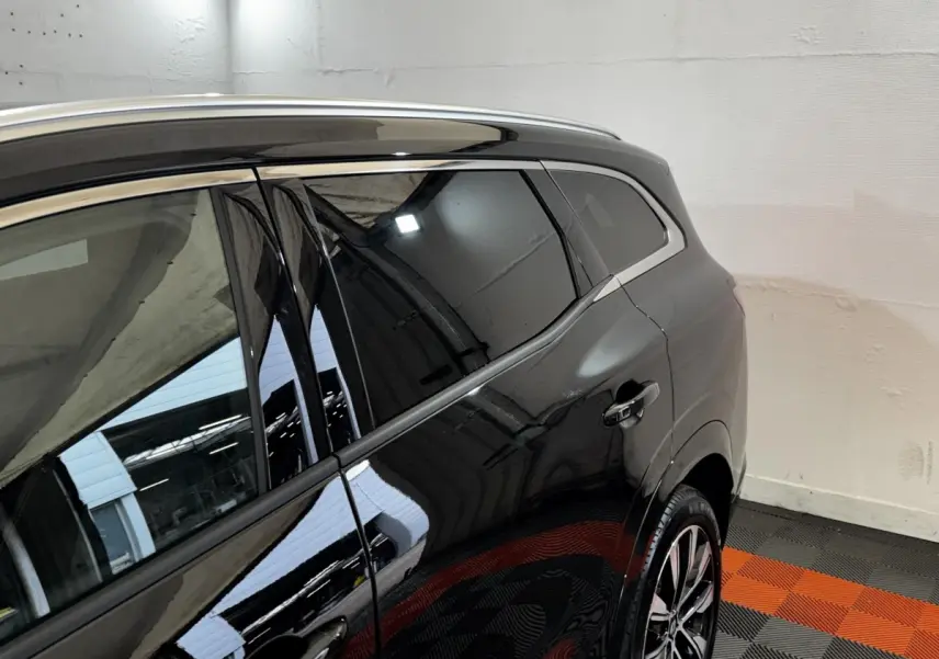 Vue côté droit arrière du Renault Espace noir 2025 avec vitres teintées et jantes alliage visibles.