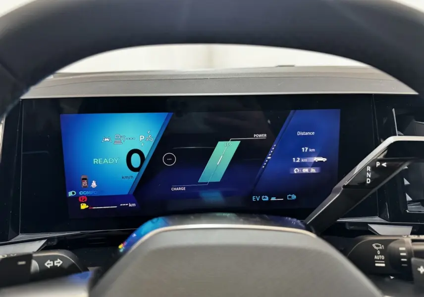 Vue rapprochée du combiné d’instruments numérique du Renault Espace noir 2025, affichage multifonctions en bleu et noir.