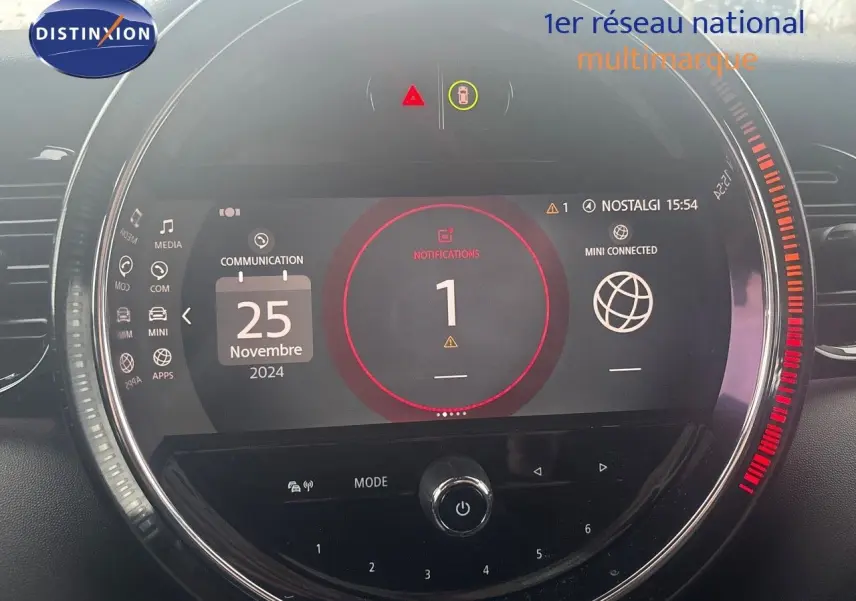 Affichage numérique circulaire du tableau de bord MINI 2023 avec notifications et date du 25 novembre visible
