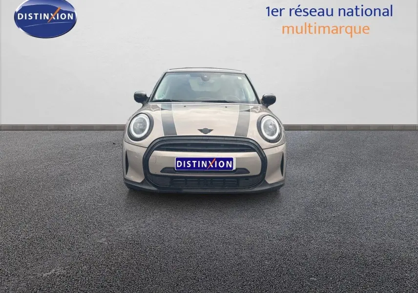 Vue frontale d'une MINI 1.5 136CH Rooftop Grey Metal avec bandes noires sur le capot et phares ronds LED.