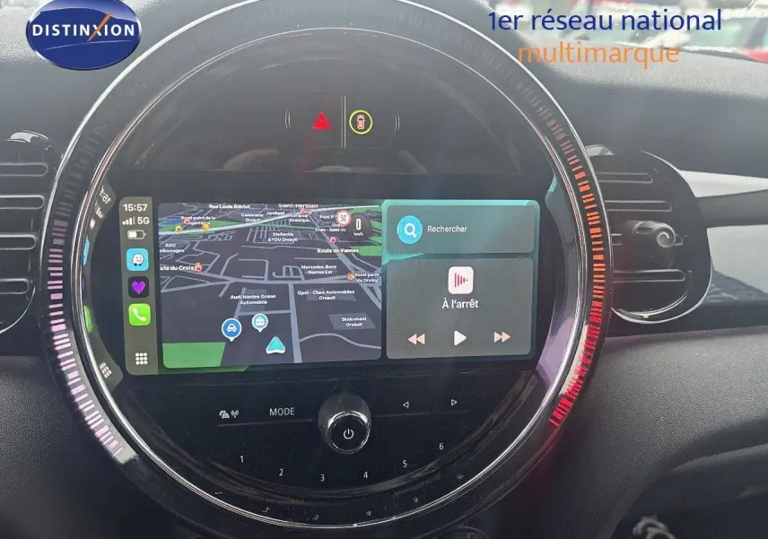 Tableau de bord de MINI 2023 en rooftop grey, vue centrée sur l'écran tactile rond avec navigation affichée.