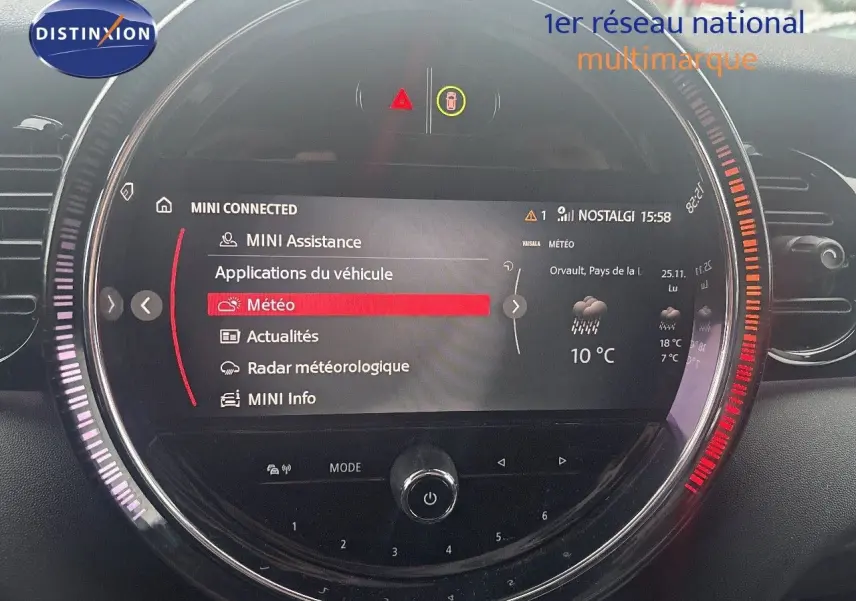 Affichage central circulaire du système MINI Connected avec menu météo actif sur tableau de bord noir.