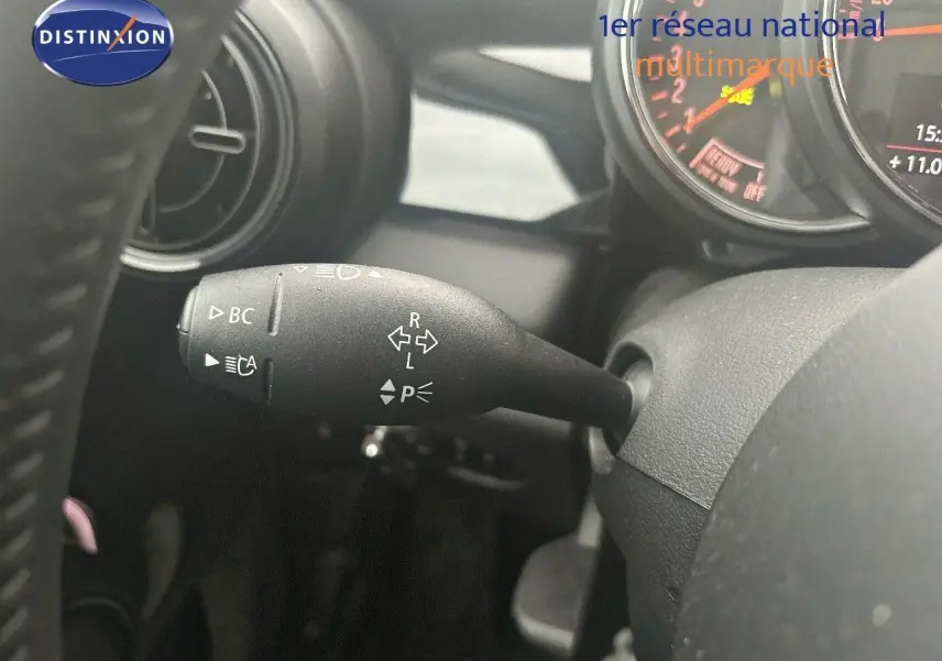 Gros plan sur la commande de clignotant à gauche du volant d'une MINI 2023 couleur gris rooftop metal.