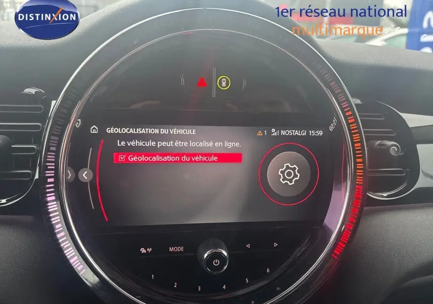 Affichage central circulaire du système multimédia d'une MINI 2023 Rooftop Grey, avec menu géolocalisation en surbrillance rouge.
