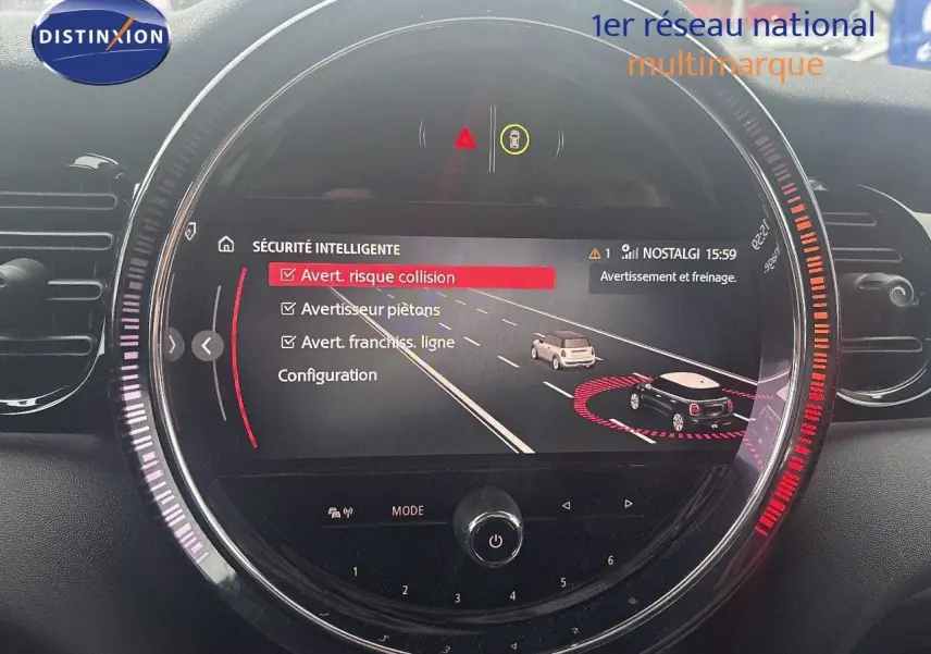 Affichage du tableau de bord circulaire de la MINI 2023 en rooftop grey, montrant les alertes de sécurité intelligente.