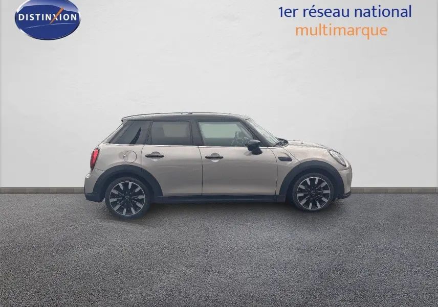 Profil droit d'une MINI 1.5 136CH STEPTRONIC 2023 en Rooftop Grey Metal avec jantes bi-ton et toit noir.