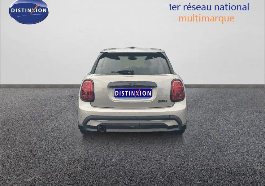 Vue arrière d'une MINI Cooper 1.5 136CH Rooftop Grey Metal avec feux arrière LED et plaque Distinxion.