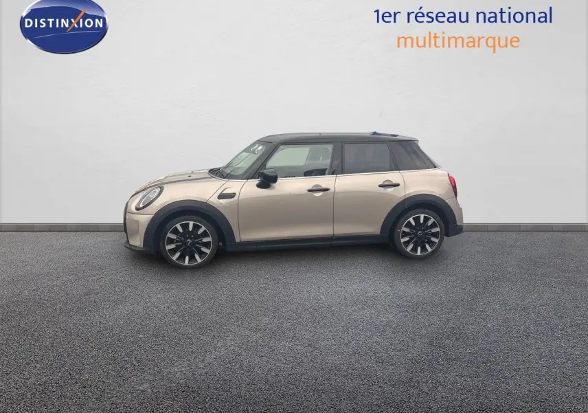 Profil droit d'une MINI 1.5 136CH STEPTRONIC 2023 en Rooftop Grey Metal avec toit noir et jantes bi-ton.